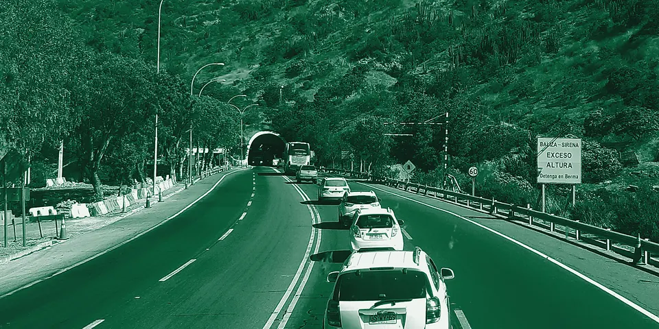Autos entrando al Túnel El Melón por una carretera entre cerros